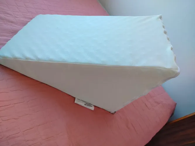 Almofada Suporte Ortopédico Triangular - Conforto e Alívio