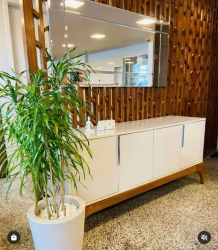 "Elegância Atemporal: Buffet Amalfi com Design Refinado, Madeira Maciça Freijó e 4 Portas"