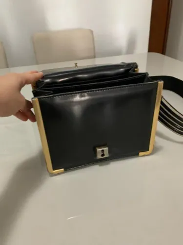 Bolsa de Ombro Feminina em Couro Preto com Detalhes Dourados