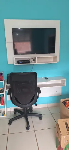 Painel e escrivaninha suspensa