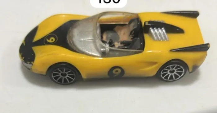 Carrinho de Coleção Amarelo Número 9