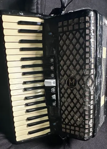 Sanfona Acordeon Michael 80 baixos eletrificado