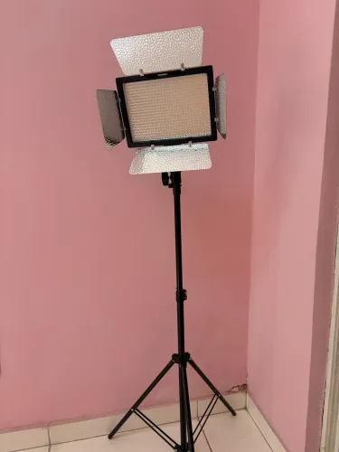Iluminador Led Yongnuo Yn600 Il C/ Fonte + Tripé 2 Metros