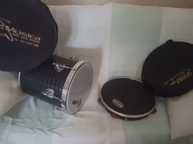 Instrumentos de percussão tantã e pandeiro profissional impecável