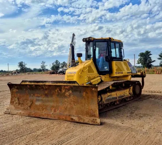 Trator de Esteira Komatsu D61EX ano 2023, com 4.200 horas, ar condicionado, em SP