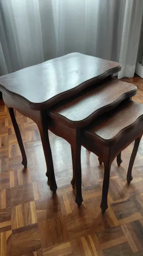 Lindo Conjunto mesa de canto. Com 3 mesinhas de apoio, util e decorativas.