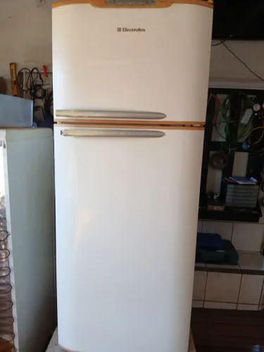 Vende-se uma geladeira