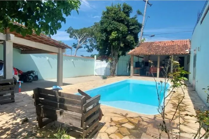 À venda casa com piscina, área gourmet e kitnet independente em amplo terreno no bairro Ca
