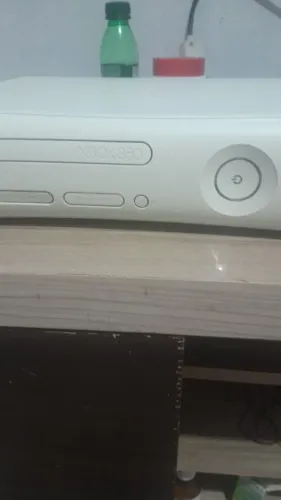 Xbox 360 com 30 jogos 2 controles originais e cabo zap *