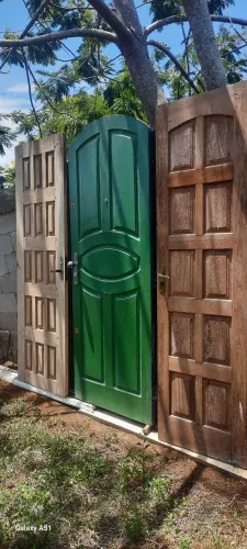 2 Portas coloniais e quadrada 180 reais cada pra vender hoje  chamar só Interessados 