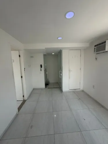 Recreio - Sala comercial ampla c/ 2 ambientes e varanda