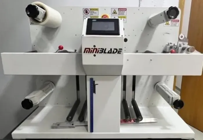 Impressora Digital Versa Press, CMYK - branco + corte digital Mini Blade