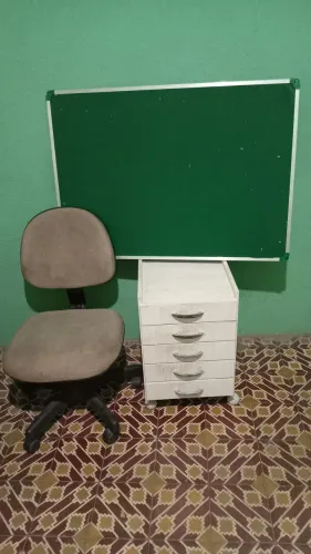 Cadeira ,gaveteiro e quadro escritorio