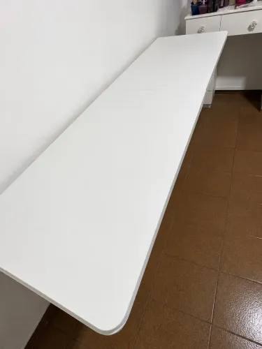 Mesa bancada suspensa branca grande com mãos francesas inclusas.
