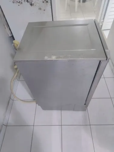 Máquina de lavar louça.