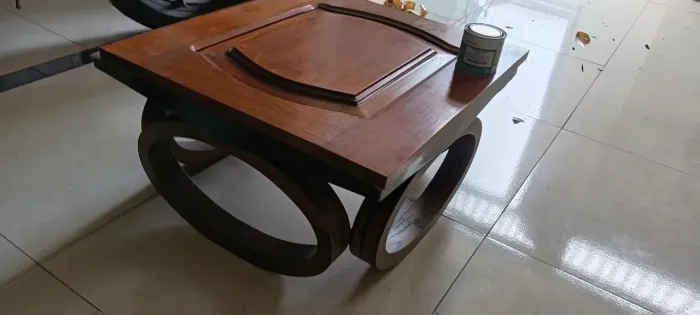 Vendo mesa de centro medidas aproximado 60x60.com tampa improvisado de madeira. 