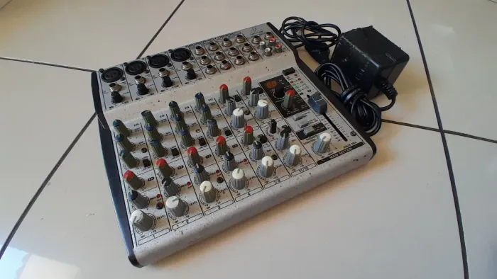 Mesa de som 12 canais Behringer Eurorack UB1202fx