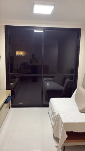 Porta de correr em alumínio preto com blindex