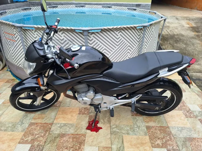 CB 300R com baixa km doc ok super conservada