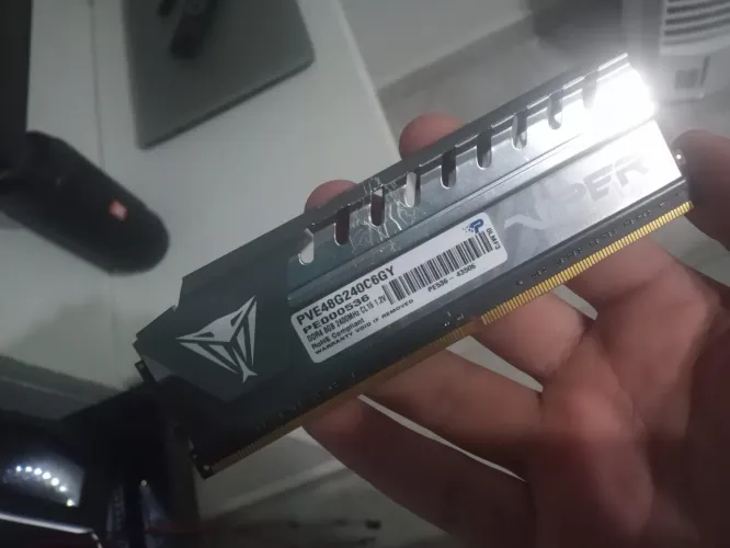 Kit com 2 memórias Patriot Viper Elite DDR4 de 8GB cada, totalizando 16GB