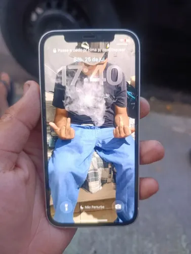 iPhone 12 com a traseira tincada e a película trincada