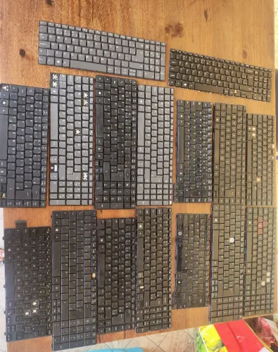 Lote com 16 Teclados de Notebook