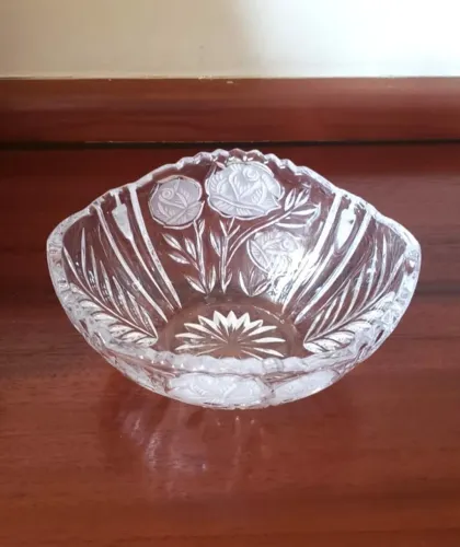 Tigela de demi-cristal com lapidação em rosas e folhagens