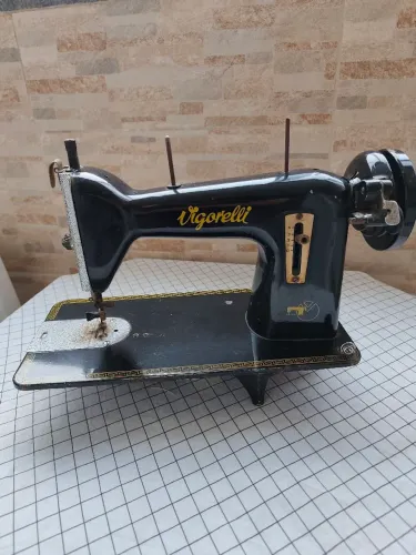 Antiga máquina de costura Vigorelli