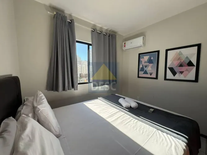 Apartamento mobiliado com 02 dormitórios e sacada para locação anual no Centro de Balneári