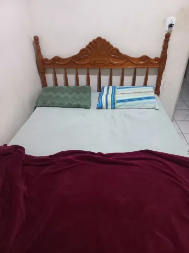 Cama de madeira pura casal, tamanho padrão
