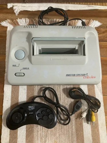 Master System 3 Collection com entrada para cartucho e com 74 jogos na memória.