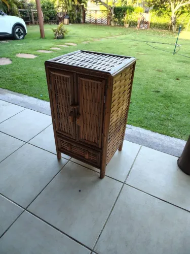 Guarda roupa de vime para bonecas com gaveta