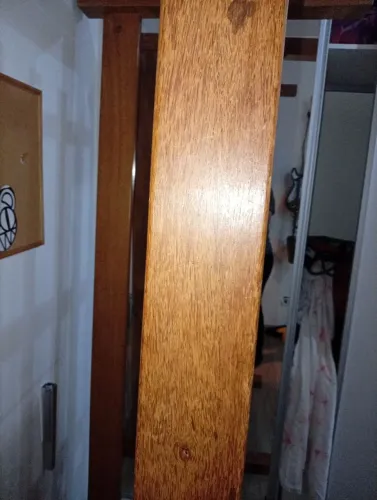 Vendo cama de madeira maciça de solteiro (precisa ser desmontada). Leva colchão também!.