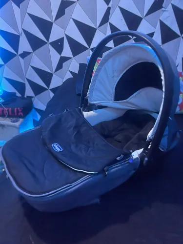 Bebê conforto Chicco usado, em bom estado, confortável e pronto para uso.