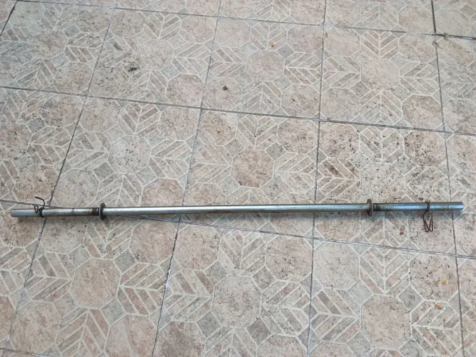 Barra de ferro, 12 kg, tamanho1,60, com presilhas, mas apresenta pontos de ferrugem.
