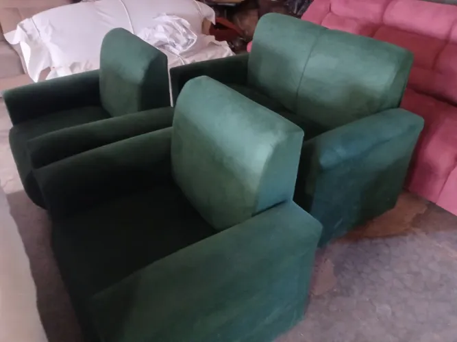 Vende esse jogo de sofá de 2 lugares com duas Poltronas.