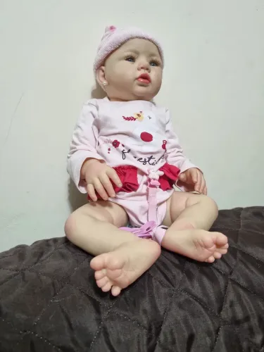 Boneca bebê Reborn com roupa e chupeta