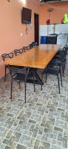 Mesa com base industrial de madeira maciça e com 10 cadeiras 