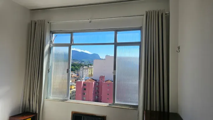 Imóvel para alugar com 27 m², dividido em quarto e cozinha na Rua Vinte de Abril, Centro/R