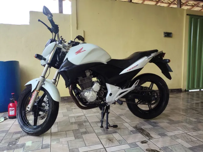 Vendo cb300r,ano 2011, com cabeçote vela fina, 77.000 mil km rodado, documento 2026 pago