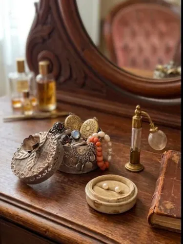 Porta-Joias Vintage, Metal Prateado, com uma escultura de flor e folhas ,  década de 60