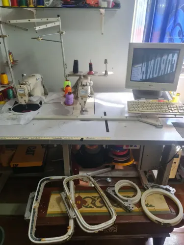 Máquina de bordar industrial
