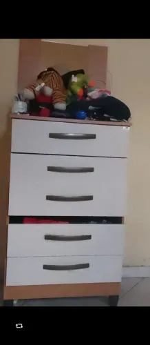 Vende comoda 5 gavetas com pequeno defeito