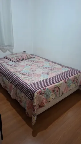 Cama casal muito boa e confortável, em excelente estado