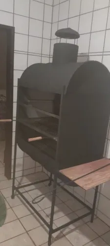 Churrasqueira reforçada com grelha e 6 espeto..