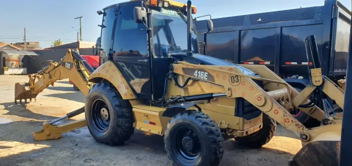 Retroescavadeira Caterpillar 4x4