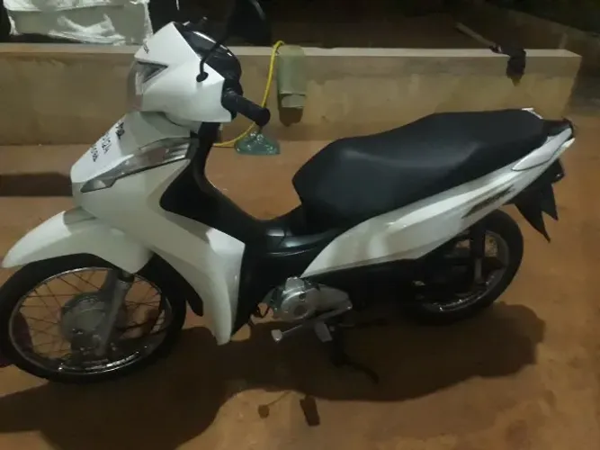 Moto excelente pouco rodada muito conservada.