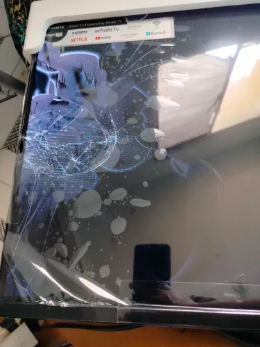 Vendo televisão NOVA quebrada para retirada de peças
