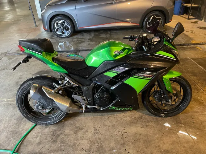 Kawasaki Ninja 300 ABS - Apenas 4.500 km