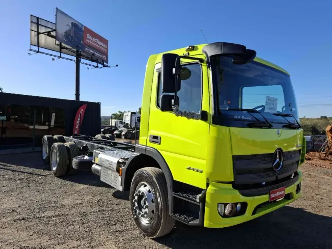 Mercedes-Benz Atego 2433 no chassi estado de Zero km.